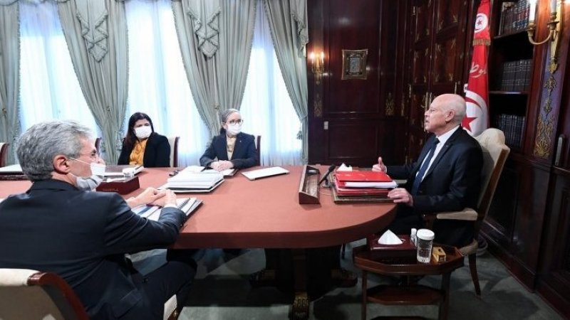 رئيس الجمهورية يختم قانون المالية ويطالب بالتصدي للاحتكار