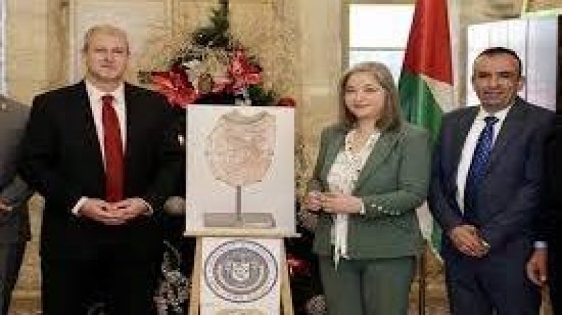 الآثار والاحتلال.. السلطة الفلسطينية تتسلم قطعة آشورية تم تهريبها إلى أميركا