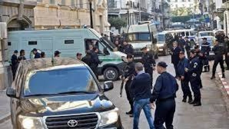 الرابطة الجزائرية للدفاع عن حقوق الإنسان تندد بالقرار القضائي بحلها و تعتبره استمرارا لحملة عدائية ضدها