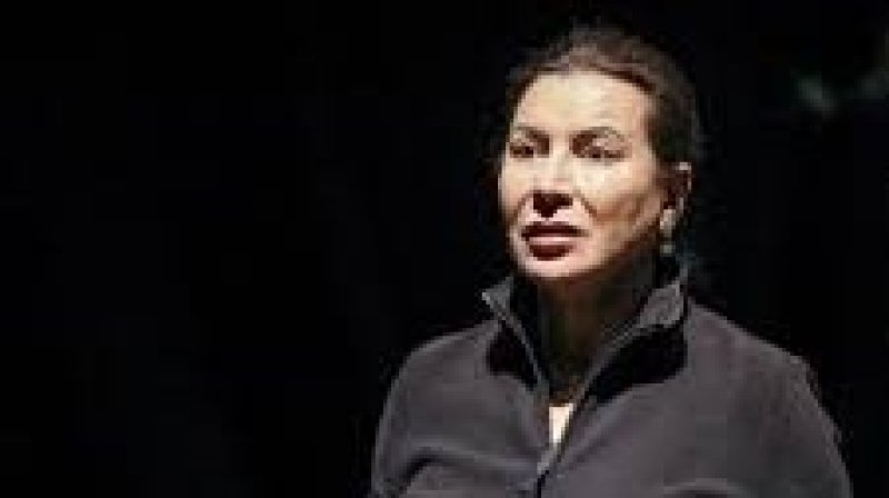 الفلسطينية رائدة طه تحمل قضية شعبها على المسرح بدل الحقيبة الدبلوماسية