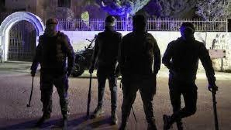 فلسطينيون يقومون بحراسة ليلية في قرية في الضفة الغربية على خلفية توترات مع مستوطنين
