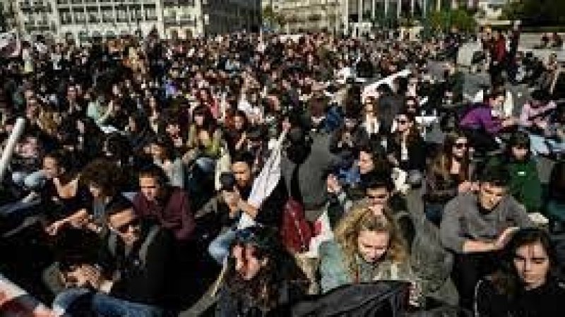 تظاهرات وعمليات تفتيش للشرطة عقب كارثة القطار في اليونان