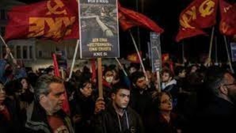 تظاهرة جديدة في أثينا تكريما لذكرى ضحايا حادث القطار ومدير المحطة يدلي بإفادته