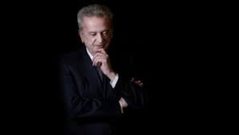 رياض سلامة حاكم مصرف لبنان الذي حصد الجوائز ثم الملامة