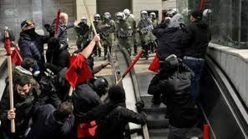صدامات عنيفة في أثينا بين الشرطة ومتظاهرين احتجاجا على حادث القطار