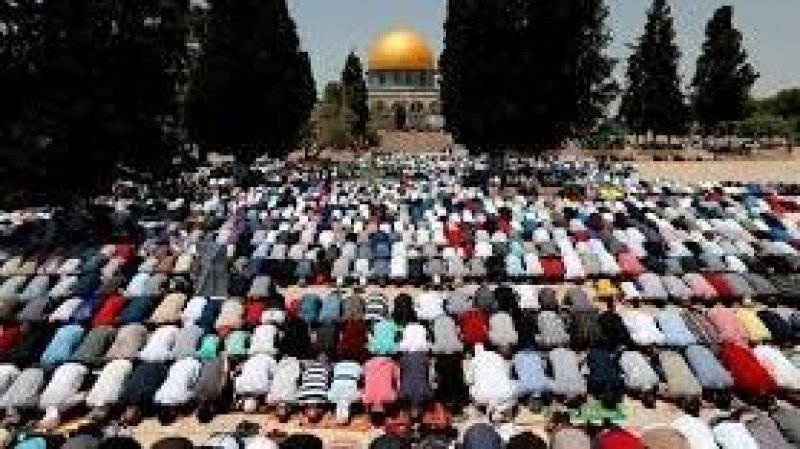 130 ألفا فلسطيني يؤدون صلاة الجمعة الثالثة من شهر رمضان في المسجد الأقصى