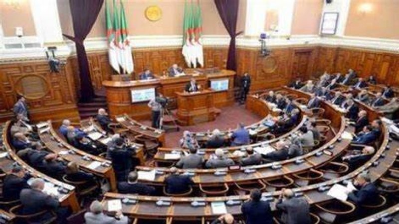 مشروع قانون جديد في الجزائر يشدّد المراقبة على وسائل الإعلام