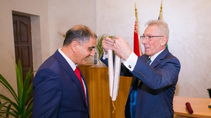 الرئيس البلغاري يقلد السفير المذبوح وسام الاستحقاق من الدرجة الأولى