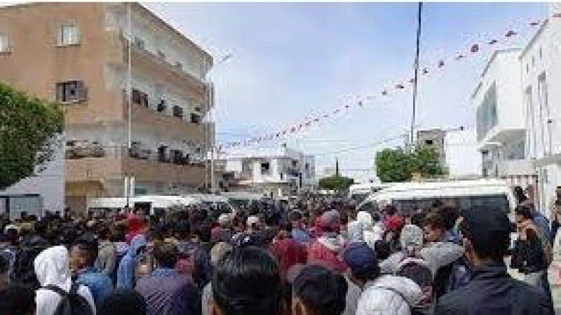 تواصل الاحتجاجات في مدينة حفوز: الاتحاد الجهوي للشغل بالقيروان يدعو فتح تحقيق واعتماد مقاربة تنموية شاملة