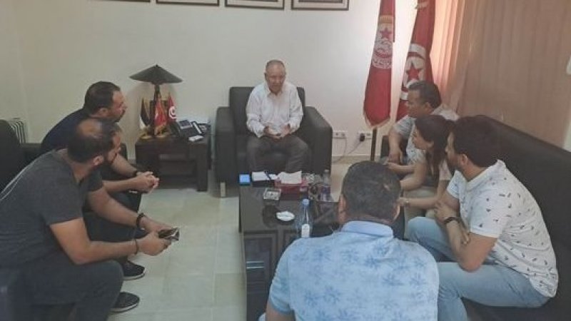 الأمين العام نور الدين الطبوبي يستقبل بمكتبه وفدا عن العاملين بقناة التاسعة