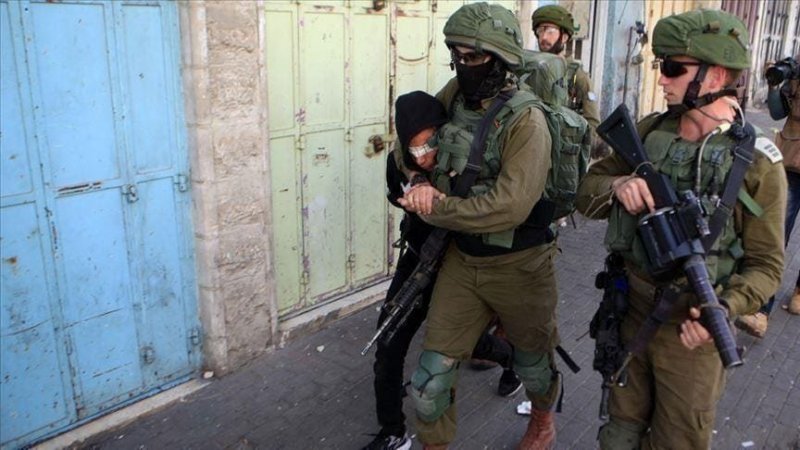 قوات الاحتلال الإسرائيلي تشن حملة اعتقالات واسعة طالت 31 فلسطينيا من عدة مناطق في الضفة الغربية