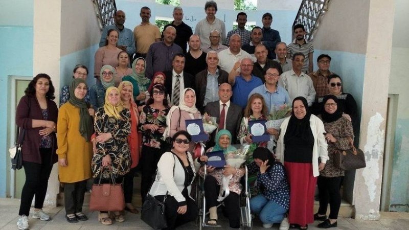تلاميذ يكرمون معلميهم وأساتذتهم في نهاية السنة الدراسية اعترافا لهم بالجميل