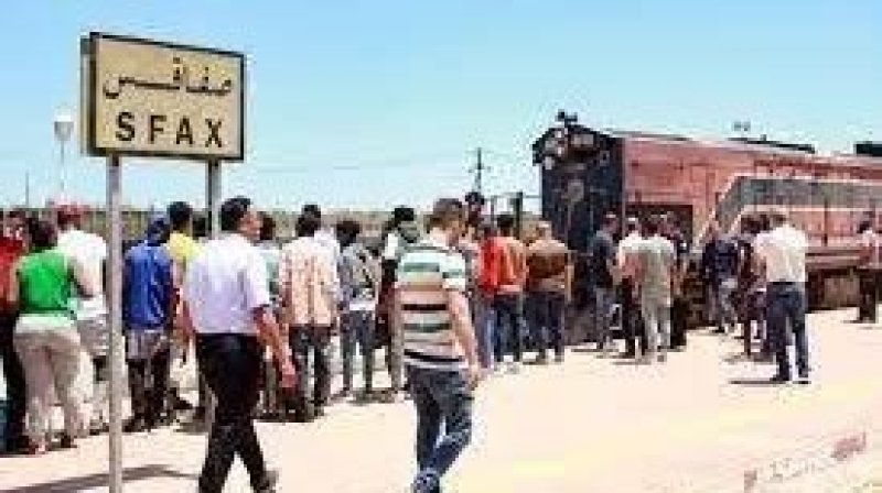 صفاقس: هدوء نسبي وحذر في عدد من أحياء المدينة وسط تعزيزات أمنية مكثفة منذ ليلة امس