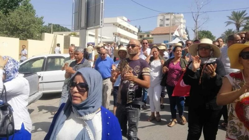 معلمات ومعلمو الكاف في مسيرة احتجاجية رفضا لسياسة العقاب الجماعي