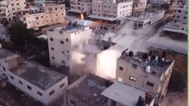 الجيش "الإسرائيلي" يفجر منزل عائلة فلسطيني نفذ هجوما على قواتها