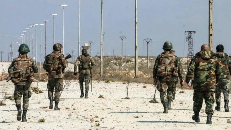مقتل 23 جنديا في هجوم لداعش على حافلة عسكرية في شرق سوريا