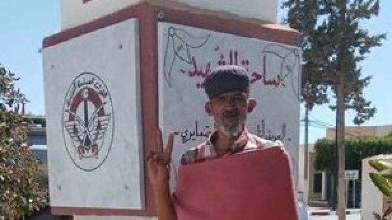لاسترجاع حقوقه ..مواطن من السند يخوض اضراب جوع امام مقر المعتمدية