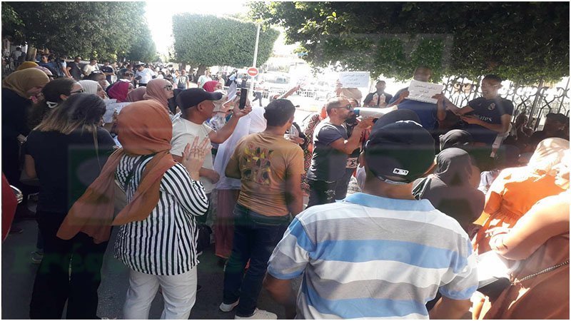 احتجاج الأساتذة النواب أمام وزارة التربية للمطالبة بحقهم في الانتداب وتسوية وضعياتهم