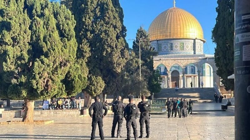 مئات المستوطنين والمتطرفين اليهود يقتحمون باحات الأقصى