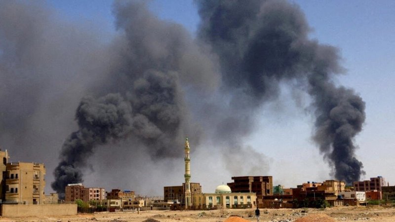 السودان: اشتباكات في بورتسودان للمرة الأولى واشتعال النيران في مباني حكومية بالخرطوم