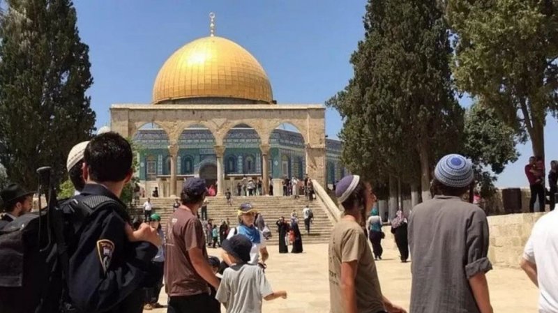 عشرات المستوطنين يقتحمون المسجد الأقصى