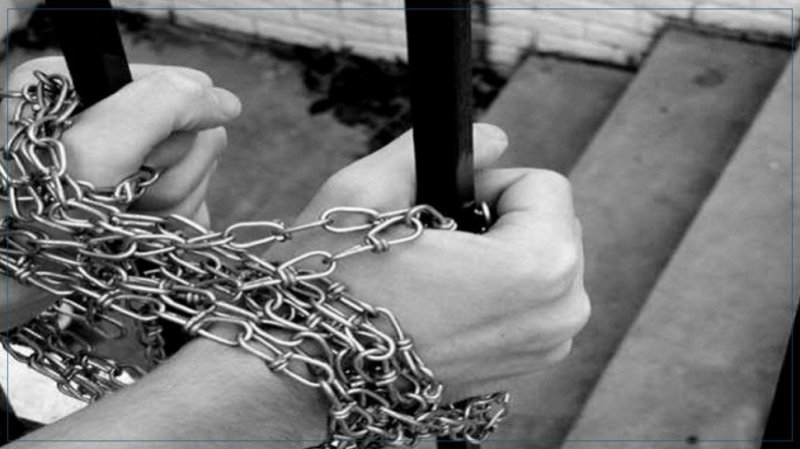العثور على قاصر مقيّدة بسلسلة وقفل حديديين و الإحتفاظ بالأب وزوجته