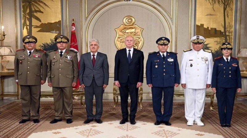 ترقية وتوسيم قيادات عسكرية وأمنية