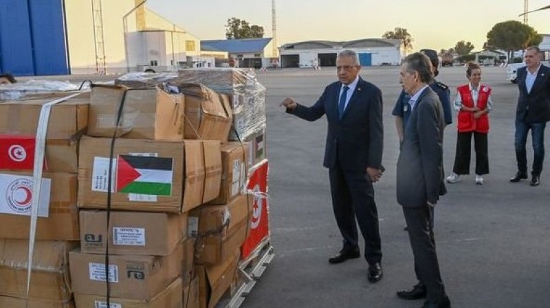 سفير تونس بمصر يتابع وصول المساعدات التونسية إلى مطار العريش نحو غـ.ز.ة