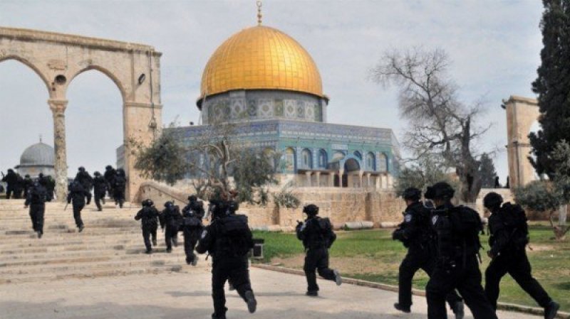 الاحتلال الصهيوني يحول القدس إلى ثكنة عسكرية قبيل صلاة الجمعة و5 الاف فقط أدوها