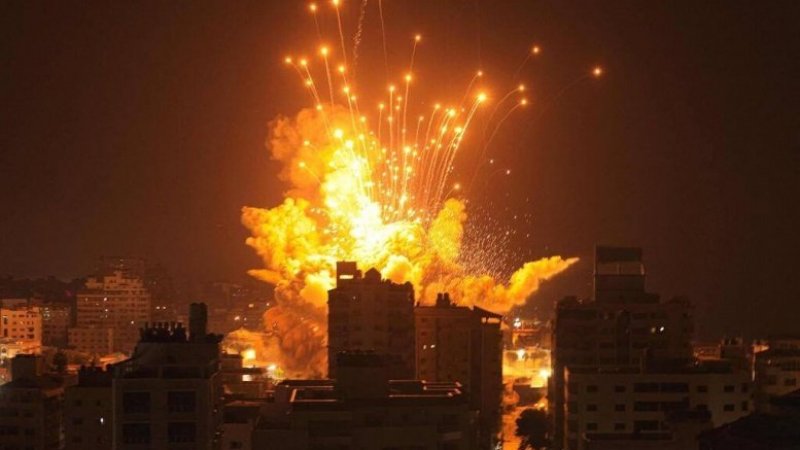 غارات جوية مكثفة، وغير مسبوقة وقصف مدفعيّ متواصل على قطاع غزة المحاصر في اليوم 21 للحرب