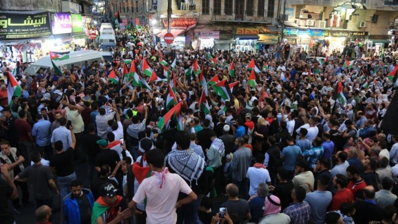 الأردن: آلاف المتظاهرين يطالبون الملك بـ"تهديد" "إسرائيل" بإلغاء معاهدة السلام لوقف الحرب