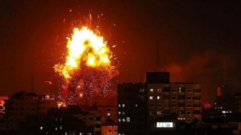 جيش الاحتلال يقصف محيط مجمع الشفاء الطبي في غزة