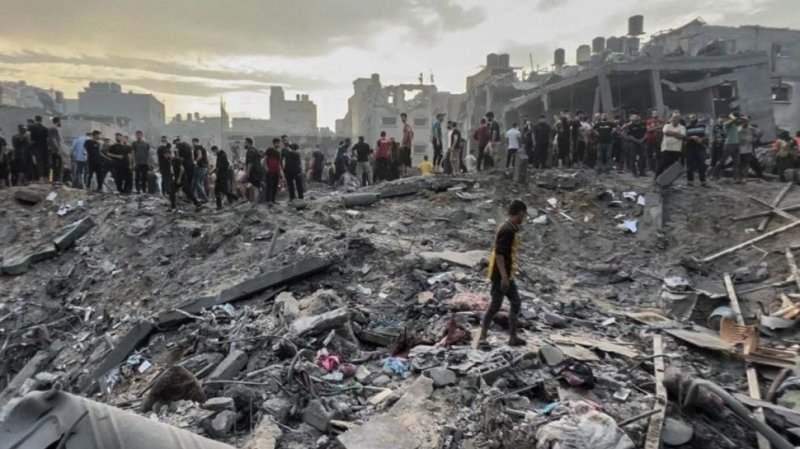 قصفت منذ أيام : انتشال جثامين 35 شهيدا من تحت أنقاض منازل في مخيم جباليا