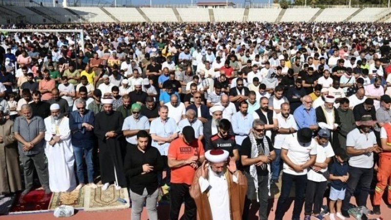 لبنان : آلاف في صيدا يؤدون صلاة الغائب على ضحايا غزة