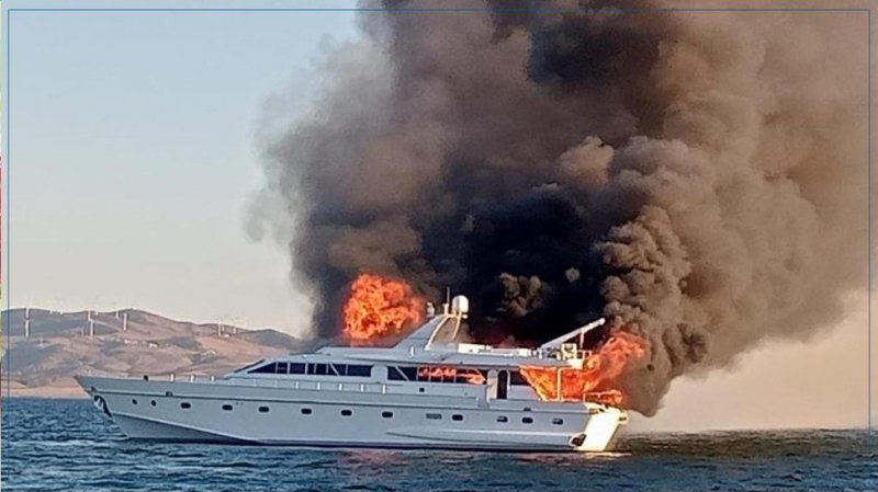 بنزرت: احتراق يخت سياحي عرض البحر وإنقاذ 3 أشخاص