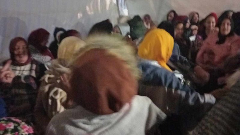 عاملات و عمال شركة فريزينيس الكائنة بير دراسن بني خلاد يرابطون ليلا أمام المصنع دفاعا عن حقوقهم
