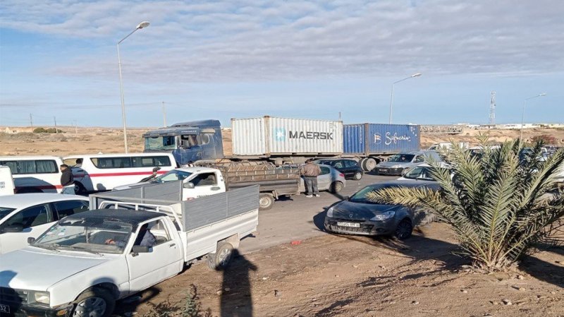قابس: متساكنو منطقة العكاريت يغلقون الطريق الوطنية عدد 1