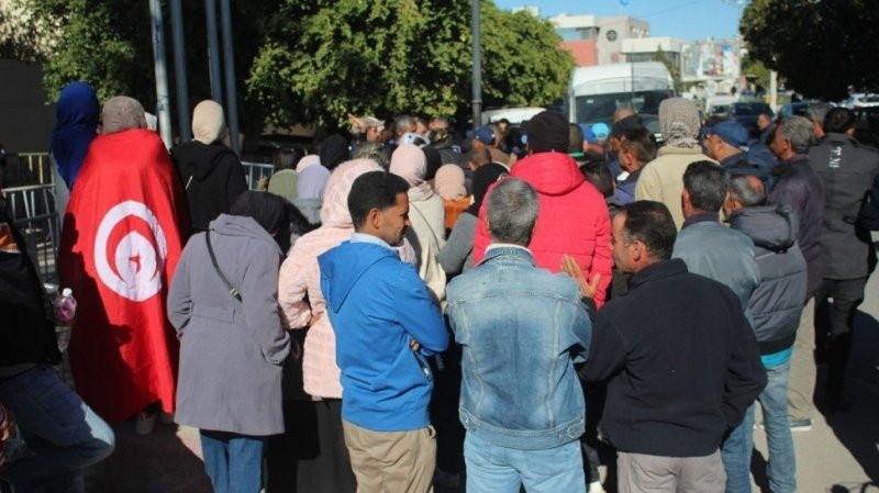 قفصة : وقفة احتجاجية لعمال الحضائر أمام مقر الولاية