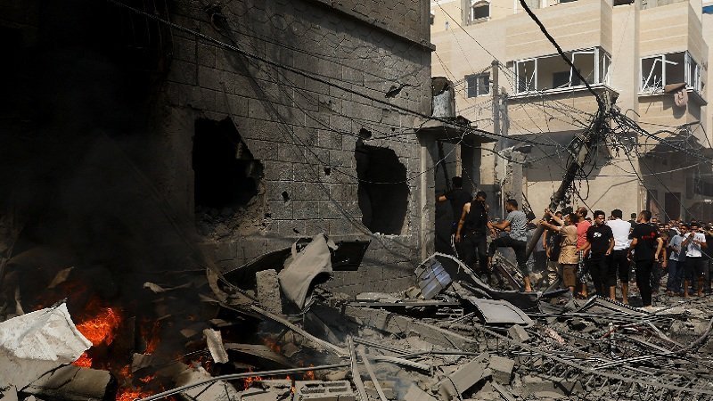 جيش الاحتلال يستهدف منازل ويتسبب في استشهاد عدد من الفلسطينيين