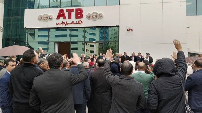 توتر في البنك العربي بتونس واجتماع عام للموظفين يدعو إلى الإضراب
