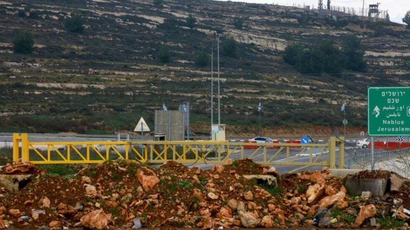 إغلاقات وحواجز "إسرائيلية" تعقّد الحياة في الضفة الغربية المحتلة