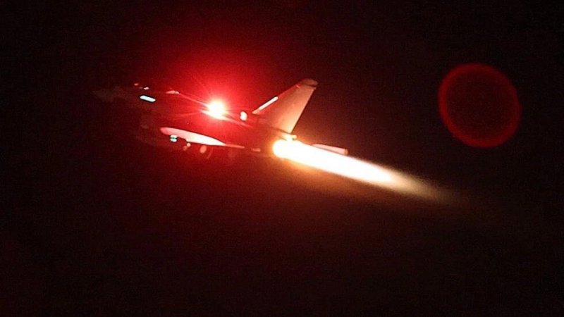 الحوثيون يعلنون سقوط أول قتيل مدني في ضربات أميركية بريطانية في اليمن