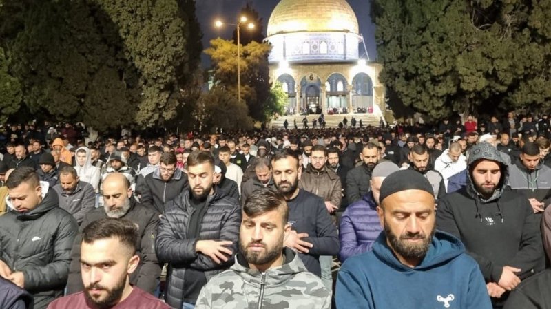 70 الف فلسطيني يؤدون، الخميس، صلاتي العشاء والتراويح في رحاب المسجد الاقصى
