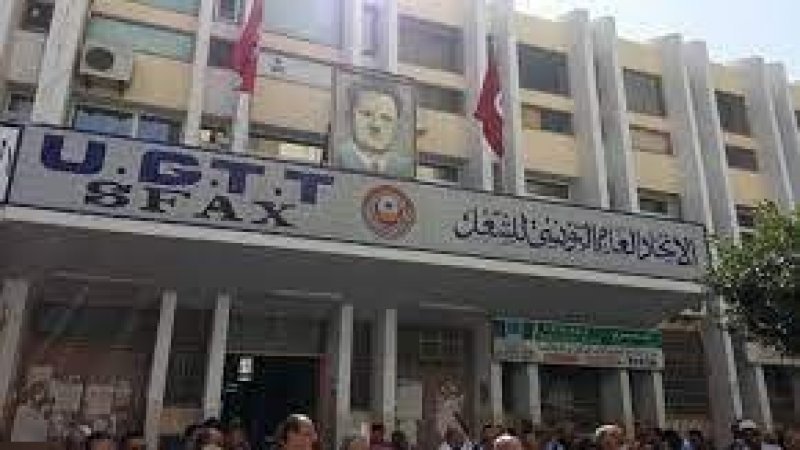 الإتحاد الجهوي للشغل بصفاقس يثمن التضامن النقابي بين أسلاك قطاع التربية بالجهة و يدعو إلى مزيد النضال دفاعا عن الحق النقابي