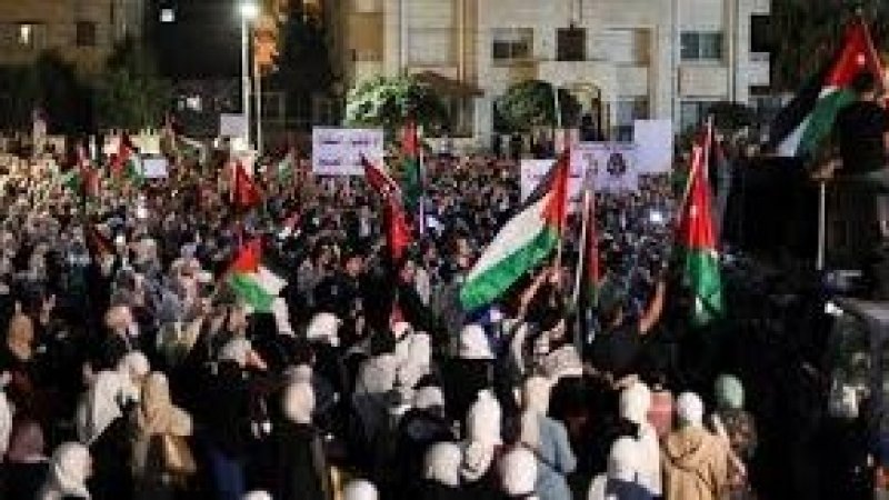 الأردنيون يتظاهرون لليوم الرابع قرب سفارة "إسرائيل" ومسيرات بمدن مغربية دعما لغزة