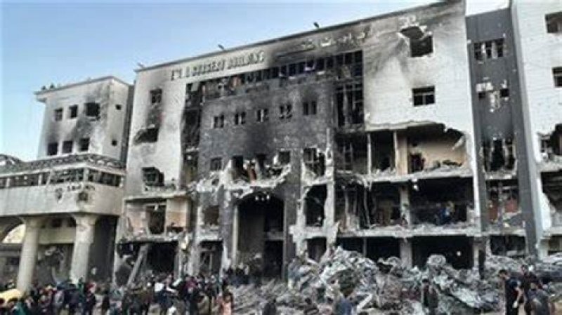 لانه لم يجد فيه الرهائن ولاقادة المقاومة ولا فتحات الانفاق، الاحتلال يدمر مجمع الشفاء بعد حصار طويل
