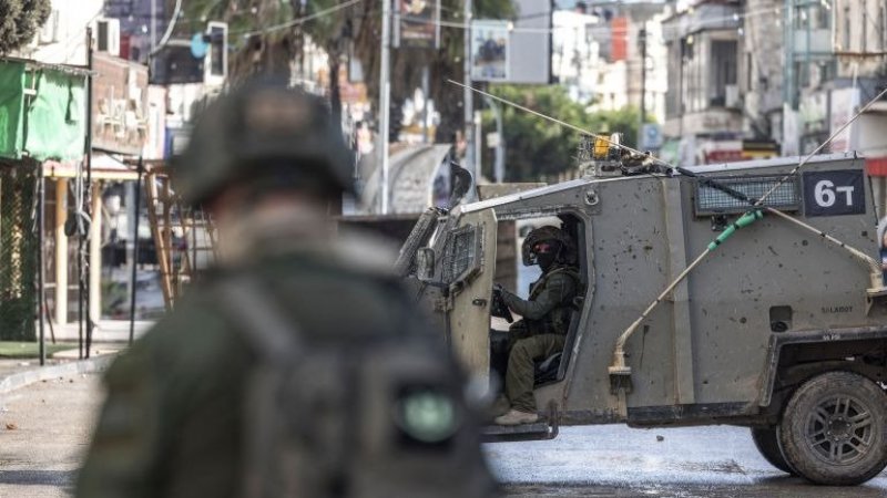 الاحتلال يقتحم مناطق بالضفة ويشتبك مع فلسطينيين بالخليل