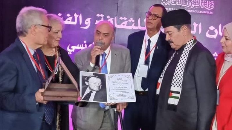 "تكريم الشاعر الكبير محمود بيرم التونسي للقطع مع مقولة "لا كرامة لنبي في قومه