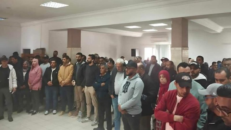 اعوان الستاغ بقاعدة العمران يطرحون مطالبهم ويلوحون بالتصعيد