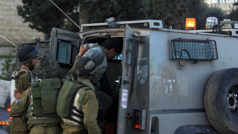 الاحتلال يعتقل 15 مواطنا فلسطينيا من الضفة الغربية ما يرفع حصيلة الاعتقالات منذ7 أكتوبر إلى 8815